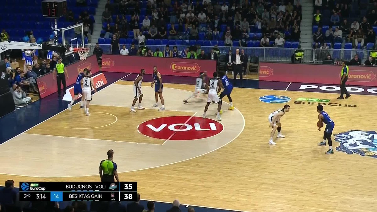 "BEŞİKTAŞ'IN HAYATTAKİ ŞANSI(!)" 👀 Buducnost VOLI takımında, Yogi Ferrell'ın içeri Jerry Boutsiele'ye gönderdiği Alley-Oop pası üç sayılık baskete dönüşüp skora dengeyi getirdi... #Beşiktaş | #PotanınKartalları