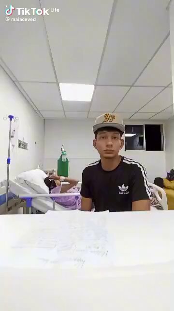Joven de 17 años denuncia: “Hoy hago este video porque no han querido atender ni ingresar a mi mamá en ningún hospital de Caracas. En todos me han cerrado las puertas. A ti, que estás viendo este video, te pido que me ayudes a hacerlo viral y a salvar a mi mamá.” Las penurias de los pacientes renales en Venezuela son invisibles para quienes deberían protegerlos.