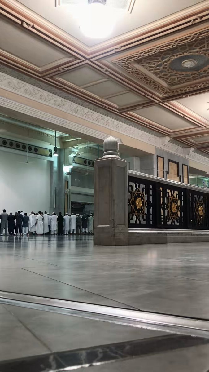﴿وَنَحنُ أَقرَبُ إِلَيهِ مِن حَبلِ الوَريدِ﴾ "ونحن أقرب إليه من العِرق الموجود في العنق المتصل بالقلب"❤️‍🩹