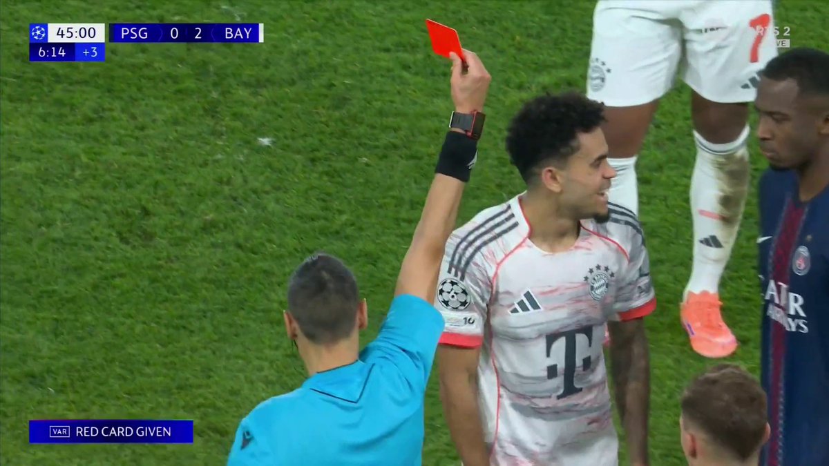Luis Díaz is shown a straight red card after a challenge on Hakimi ❌ TNT Sports &amp; discovery+ UK