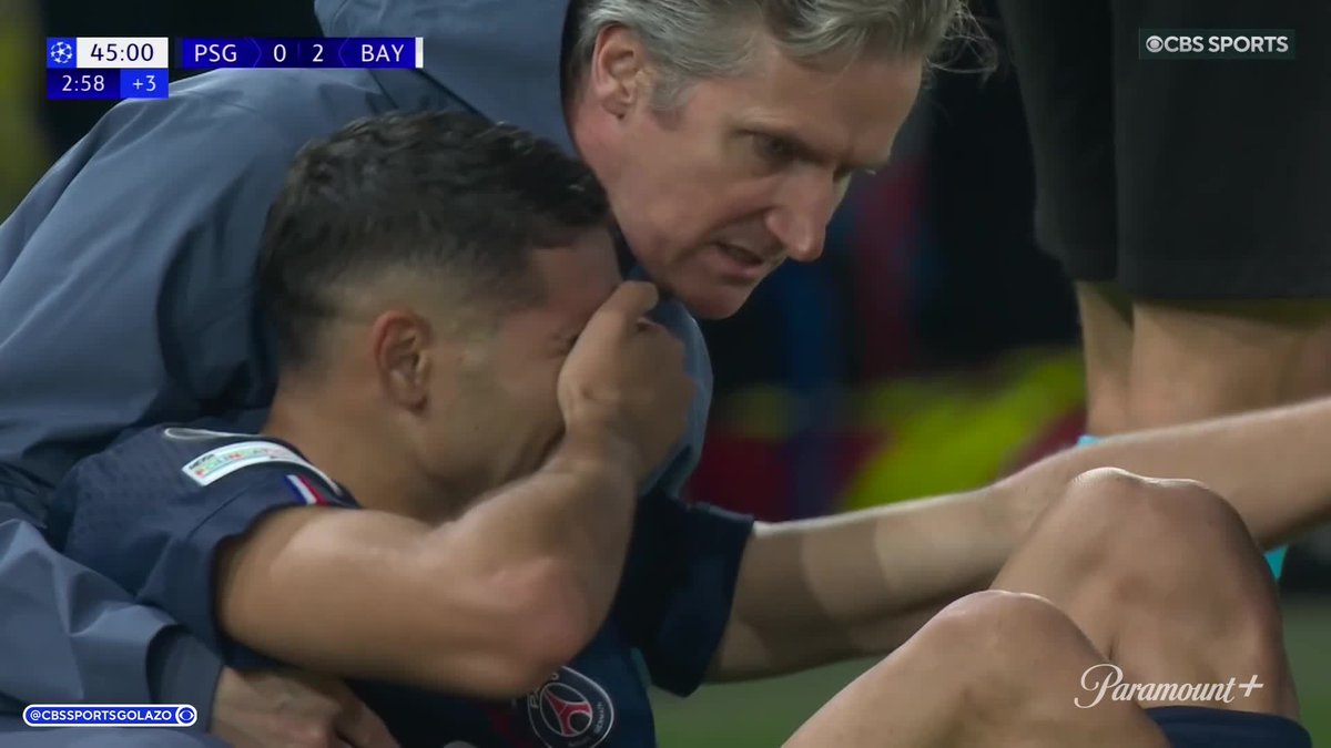 Luis Díaz is sent off following a challenge on Achraf Hakimi 🟥