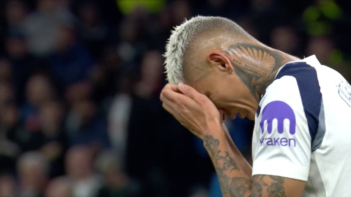 Oh Richarlison 🫣 A late penalty for Spurs but the striker sees his effort come back off the bar. Watch on TNT Sports &amp; discovery+ UK