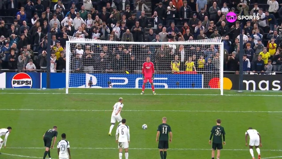 Richarlison o homem de confiança do Ancelotti, o nosso centroavante do Hexa Perdeu um penalti hoje com o time dela ja ganhando por 4x0 inacreditável