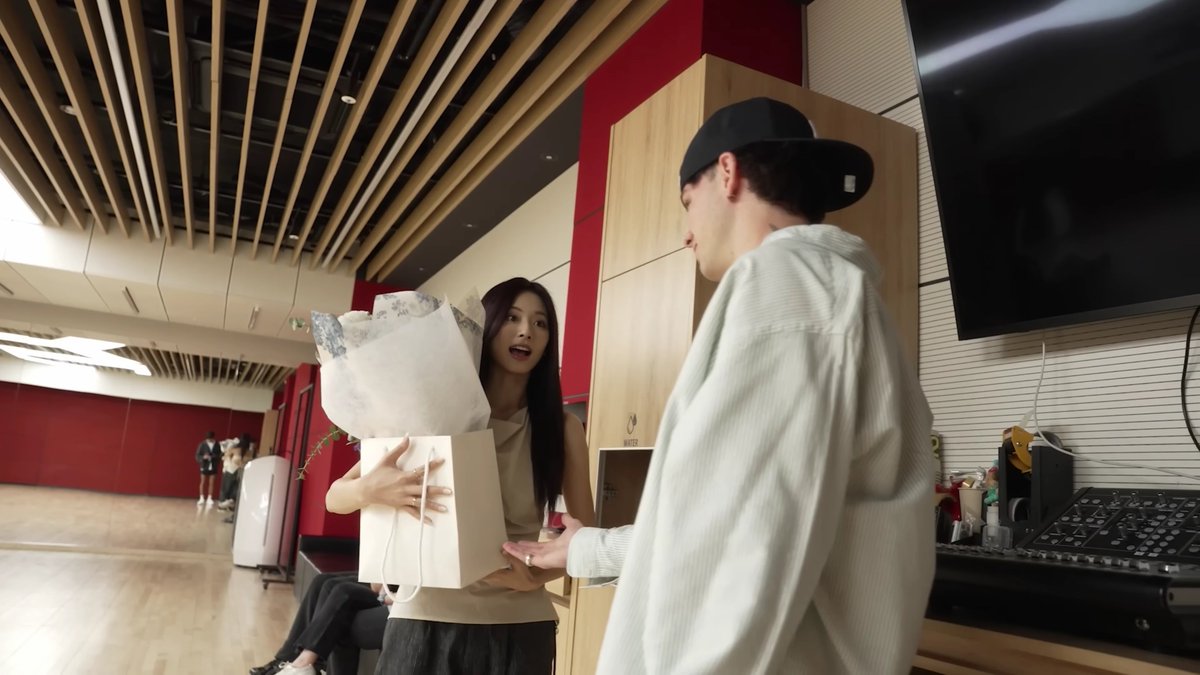 Tzuyu giving Corbyn some gifts and Corbyn giving her a bouquet of flower and chewy American candy