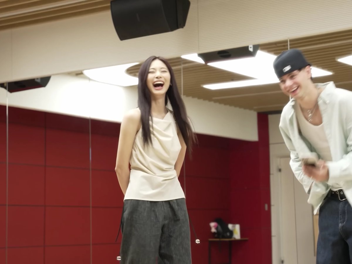 Tzuyu laughing at Corbyn's Korean, her big smile is so cute 😭