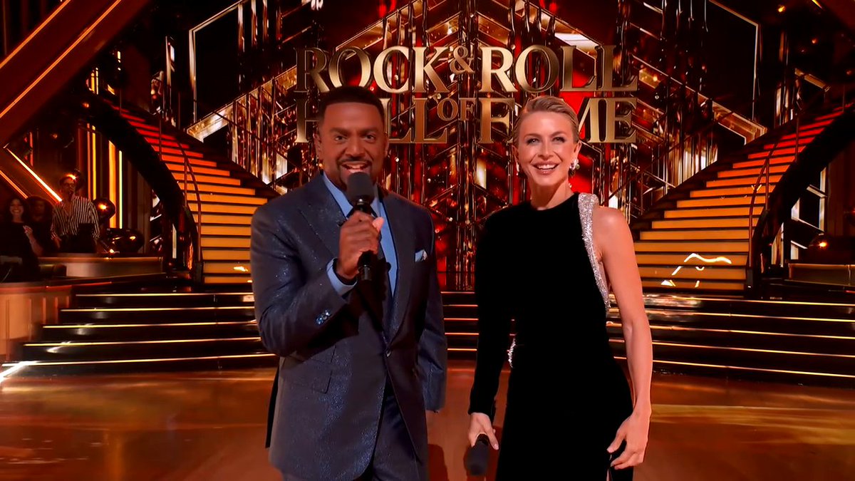 Razzle 'n' a dazzle 'n' a flash a little light, this opening number is bringing the fire to #RockHallNight! 🧑‍🎤