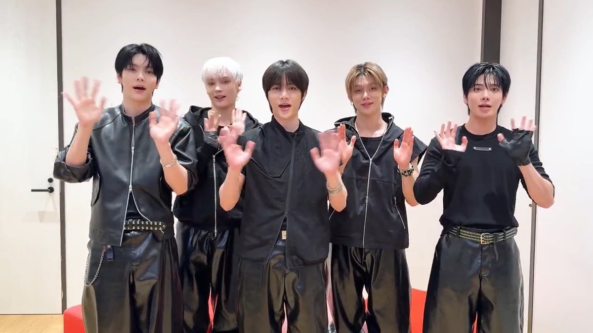 TOMORROW X TOGETHERから 動画コメントが到着✨ 11月15日から日本でのドームツアー『TOMORROW X TOGETHER WORLD TOUR ＜ACT : TOMORROW＞ IN JAPAN』がスタート💨 Spotifyで日本3rdアルバム "Starkissed" を聴いて 準備しよう🎧 ▶︎ TXT JAPAN OFFICIAL #TXT_Starkissed