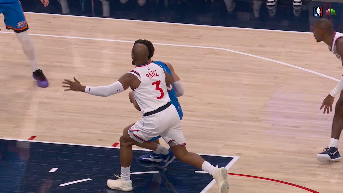 Hartenstein went through his legs on this pass! 📺 NBA (PT/Select MT) and Peacock
