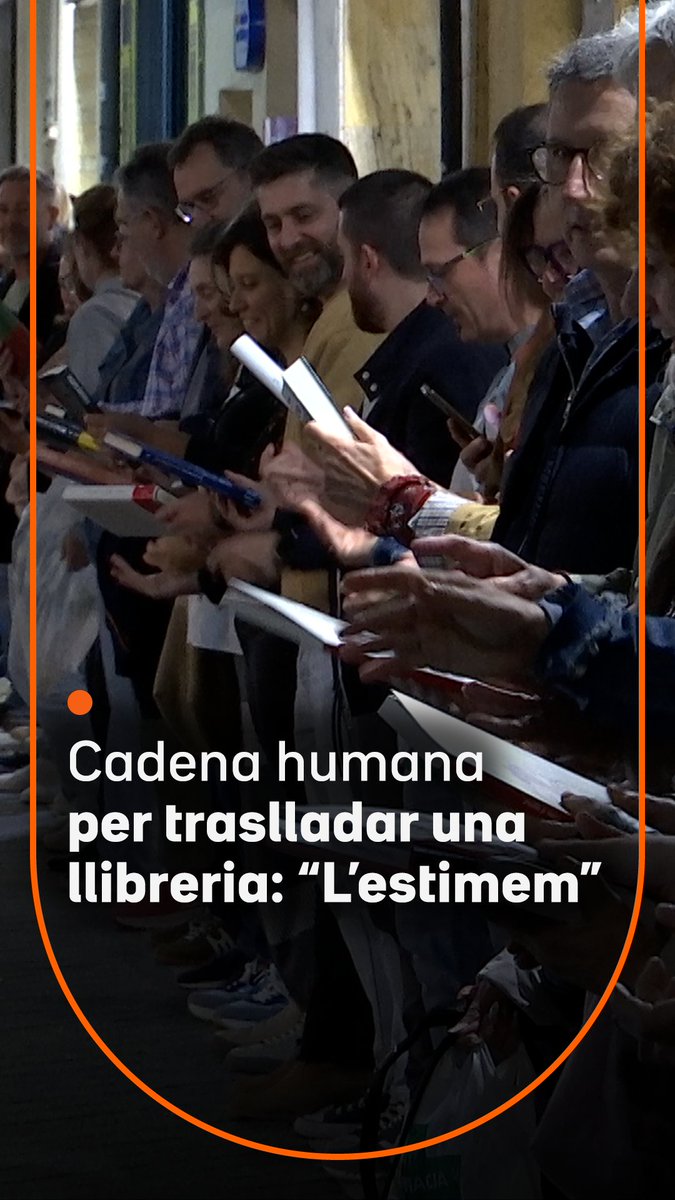 “Hem de ser aquí en un dia tan històric per a ells.” Centenars de veïns formen una cadena humana per ajudar l'emblemàtica Llibreria Mitjans del Vendrell a traslladar-se de local