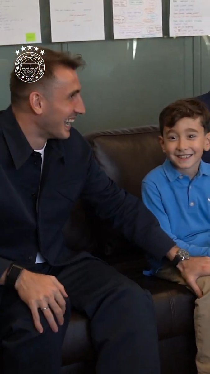 📹 Minik Aras’ın hayali gerçek oldu. Okul başkanı seçilen Aras Şamlı, seçim sürecinde: “Başkan olursam, Fenerbahçe’de oynayan Kerem Aktürkoğlu’na mesaj atacağım… Belki okulumuzu ziyaret etmek ister.” demişti. O hayal gerçeğe döndü, Başkan Aras sözünü tuttu. 💛💙