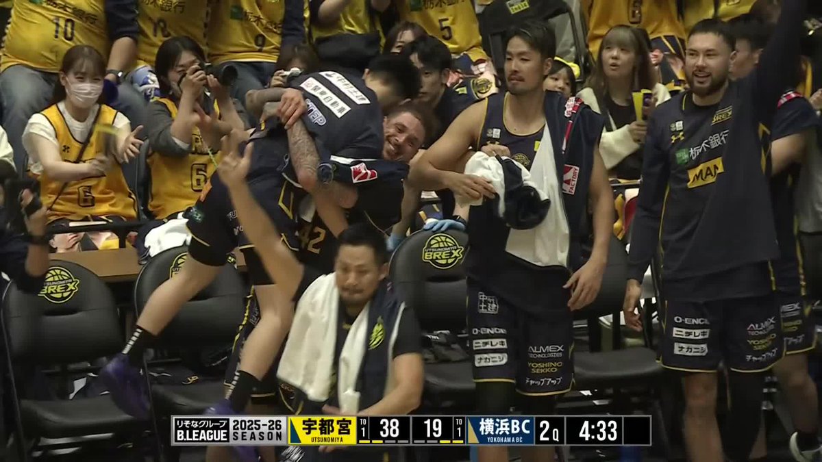 仲間のシュートでたかいたかい？😆 宇都宮#13 渡邉のコーナスリーにベンチは大盛り上がり！ 宇都宮ブレックス / UTSUNOMIYA BREX 📡バスケットLIVEで生配信中 #Bリーグ #りそなグループ