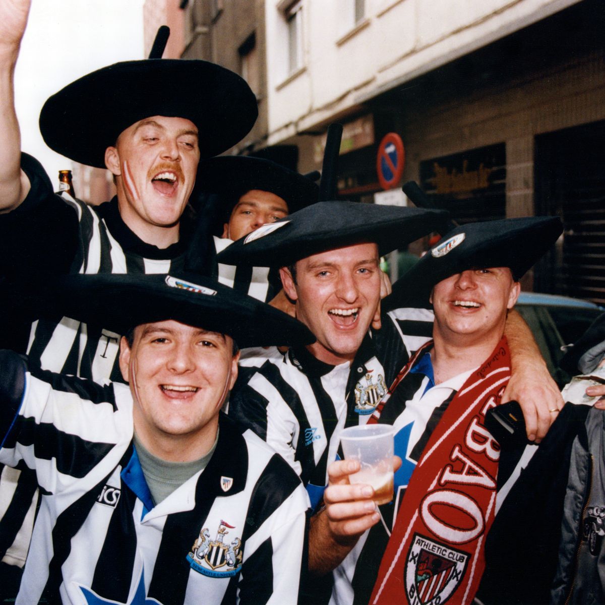 İki taraftar grubu arasında yıllardır süren dostluk. Athletic ile Newcastle, tam 31 yıl sonra ilk kez karşı karşıya gelecek.