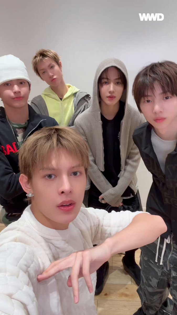 BTS・TXTを輩出したBIGHIT MUSICから誕生した5人組グループ CORTIS（コルティス） が、初来日！ トレンド感あふれるメンバーが、お互いに「どんなファッションが似合うか」を自撮りで回しながら紹介👀全編はWWDJAPAN公式Instagramで公開！ #CORTIS #코르티스 #MARTIN #마틴 #JAMES #제임스 #JUHOON #주훈 #SEONGHYEON #성현 #KEONHO #건호