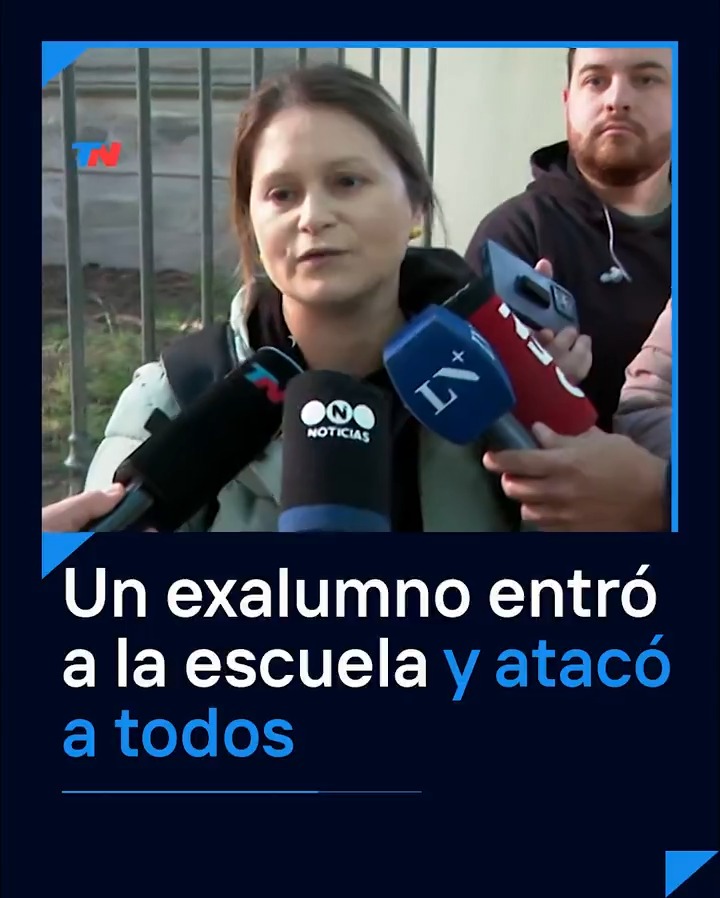 Un exalumno del Colegio Normal 2 de La Plata, que había sido expulsado, entró a la escuela y atacó a los estudiantes con un palo de escoba e hirió a una preceptora. Mónica, colega de Laura, la preceptora atacada, dijo que la mujer "está bien, pero estaba muy shockeada".