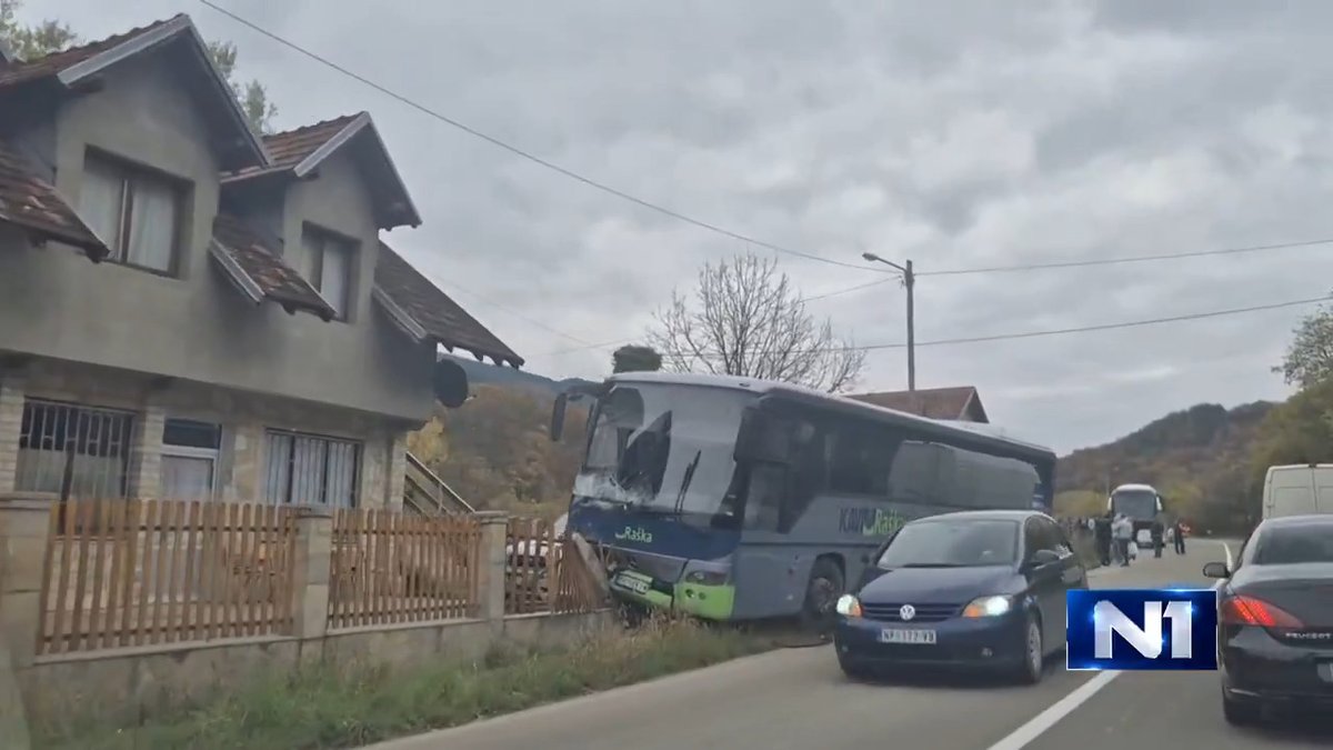 Saobraćajna nezgoda dogodila se danas kod Polumira u Ibarskoj klisuri, kada je, prema našim saznanjima, autobus iz Raške sa pristalicama SNS udario u ogradu pored puta.