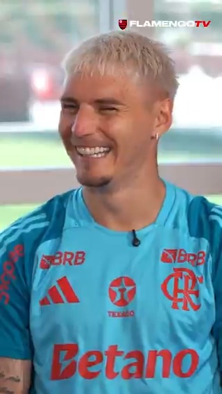 Apesar de jovem, nosso lateral Varela já jogou em vários países. O #ResenhaDoGalinho completo está na FlamengoTV: #FTV