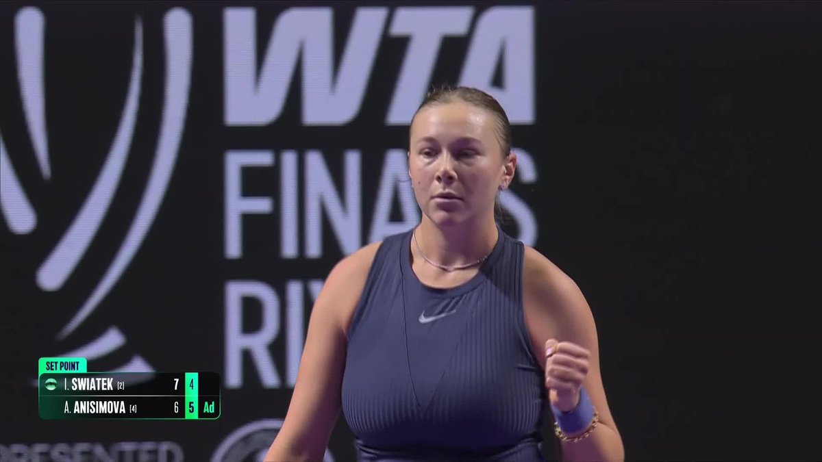 Not over yet 🙅‍♀️ A takes the second set 6-4 over Swiatek and a third set will determine who moves on in Riyadh. #WTAFinalsRiyadh