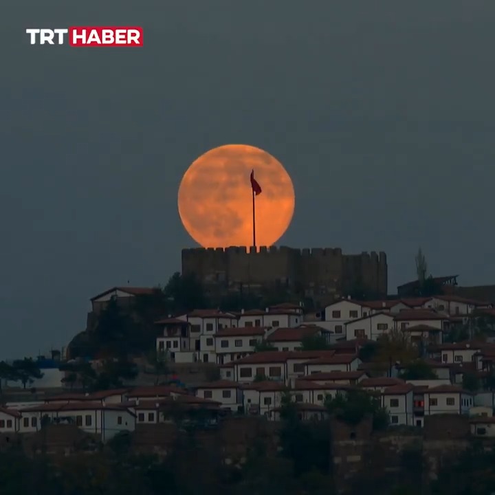 🌕 Ankara Kalesi ile dolunay... 📹 AA - Hakan Sarı