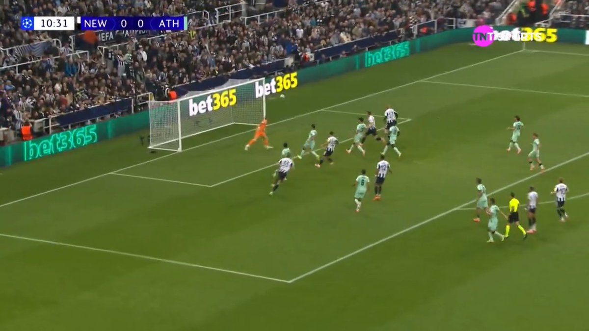 Porra, que golaço lindo de cabeça do Newcastle