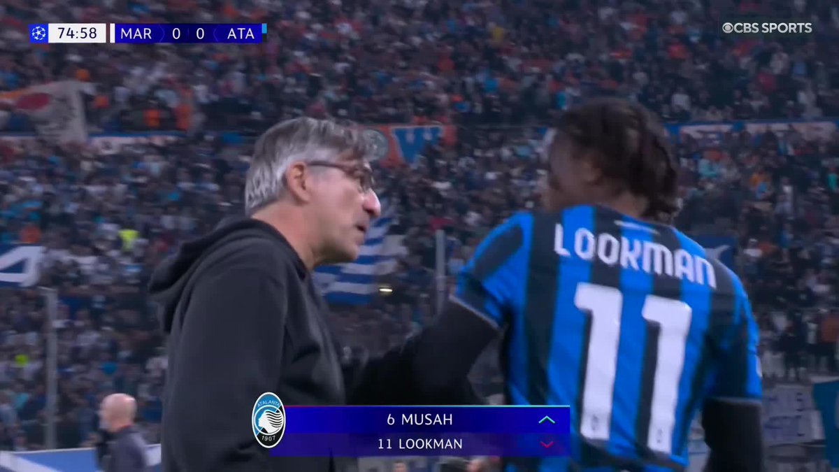 Ademola Lookman and Atalanta manager Ivan Jurić exchange a few words after the Nigerian forward was subbed off for Yunus Musah 👀