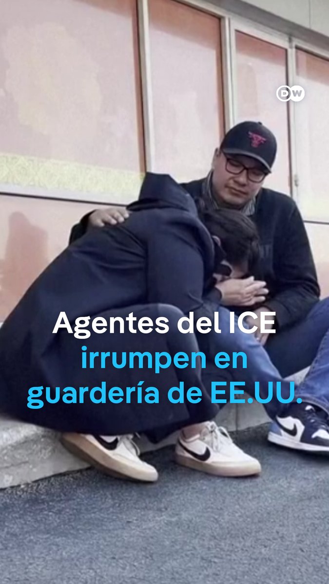 Maestra de guardería detenida por agentes de migración de EE. UU. en su trabajo Una maestra de la guardería Rayito de Sol, en Chicago, fue detenida hoy por agentes del Servicio de Inmigración y Control de Aduanas (ICE) mientras gritaba que tenía sus papeles en regla. El operativo se realizó en plena hora de ingreso, cuando los padres dejaban a sus hijos en el jardín de infantes. Desde septiembre, los agentes de ICE han arrestado a más de 3.000 personas en la ciudad.