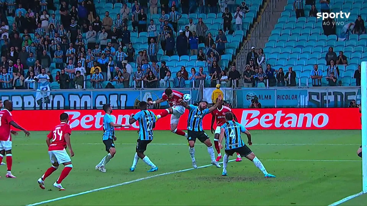 Aqui valia "mão de costas" né brasil? Mais um absurdo contra o #Grêmio e NADA vai ser feito!!!