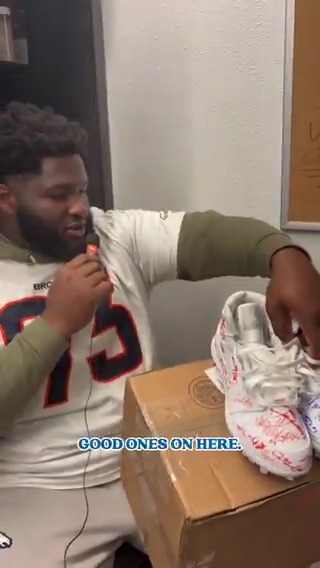 .DJ Jones gave custom cleats a whole new meaning ✍️🔥