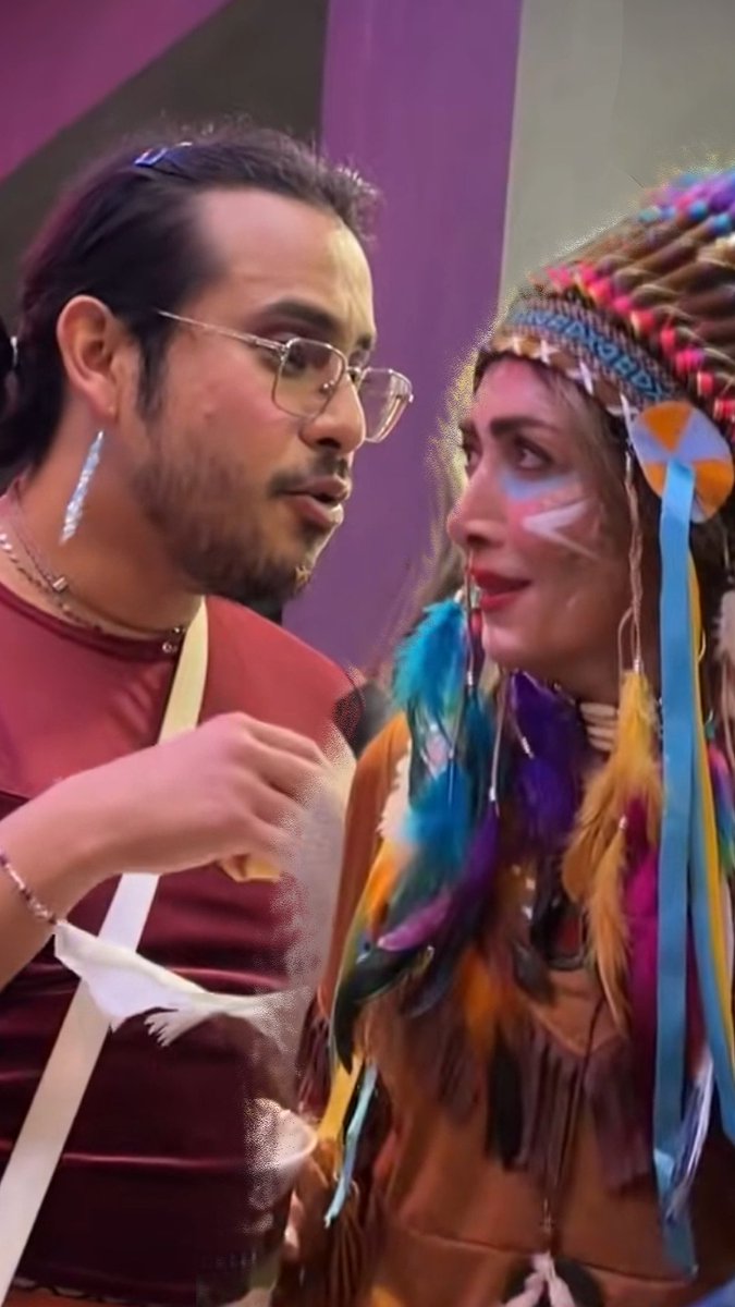 😡Hombre vestido de mujer se ofende con una joven disfrazada de nativa En California, un hombre disfrazado de mujer criticó a una mujer por disfrazarse de nativa americana para Halloween, calificándolo de apropiación cultural. ¿Qué opinas? Más videos: