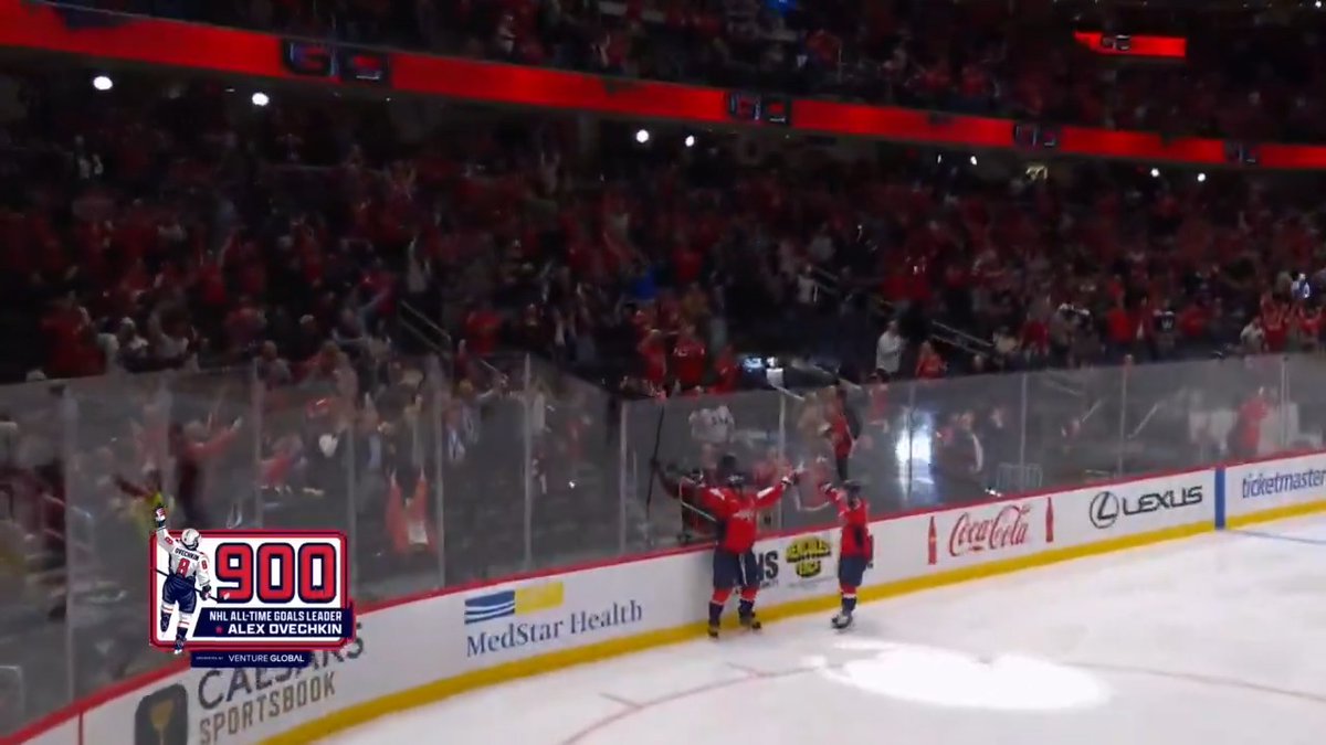 THE #GR8 IS THE FIRST PLAYER IN NHL HISTORY TO SCORE 900 GOALS