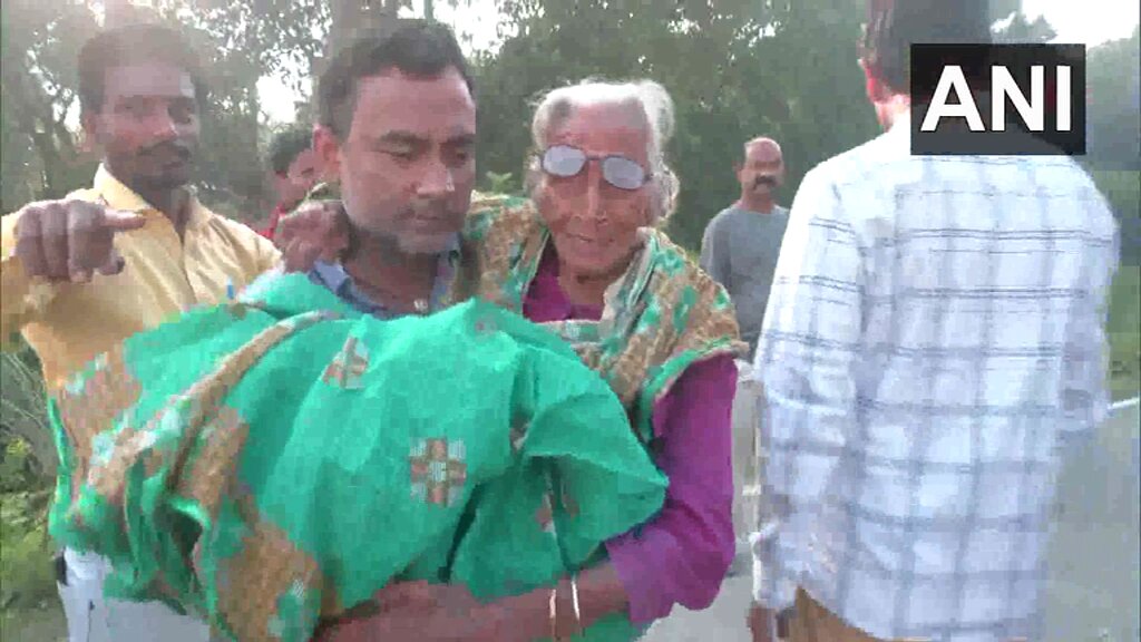 #WATCH | #BiharElection2025 | Family of an elderly woman carries her to a polling booth in Vaishali to vote for the first phase of the Assembly elections.
