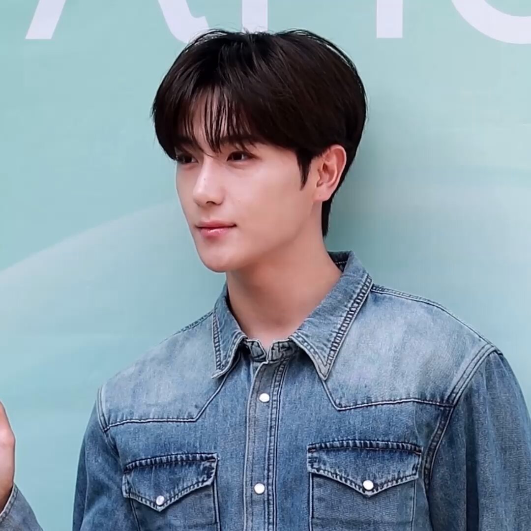 👤 : 현재씨 ~ 아궁빵 할까요? 아궁빵? 🐻 : (바로 함) 👤 : 이거 팬들이 시킨 거예요 ㅎ 🐻 ; (ㅎㅎ☺️) 팬들이 시킨거라고 하니까 웃는거 넘 기엽다..