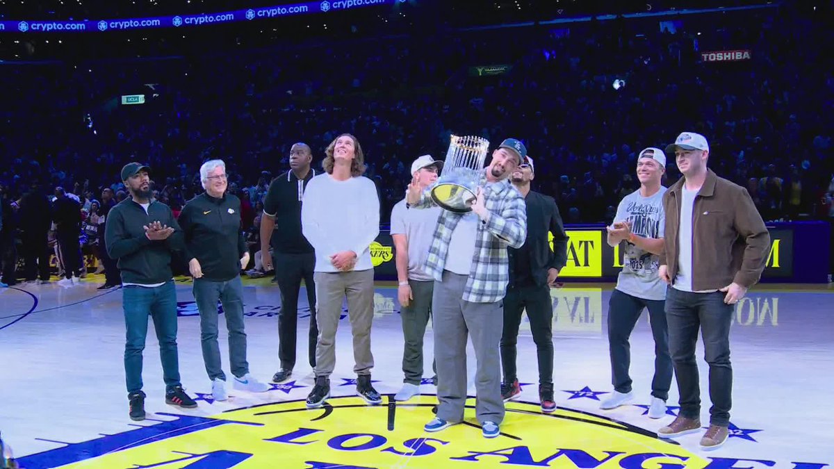 World Series champs in the house for Spurs-Lakers 🏆