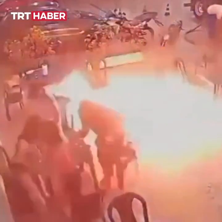Brezilya’da bir kişi, benzin istasyonundaki restoranda sigara yakıp kibriti yere atınca etraf alev aldı.