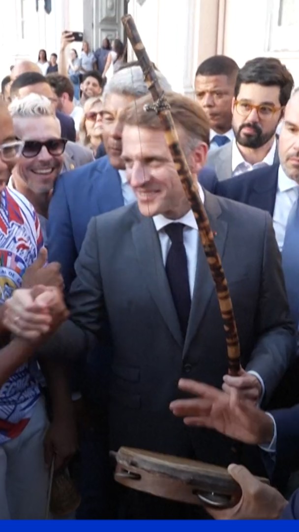 ENORME ! Emmanuel Macron dans le peuple au Brésil ! SIMPLICITÉ ! HUMANITÉ ! C’est le vrai Macron loin des caricatures ! MACRON LE PRESIDENT DU PEUPLE ICI ÉT PARTOUT DANS LE MONDE 😌#LePeupleAvecMacron 🥹