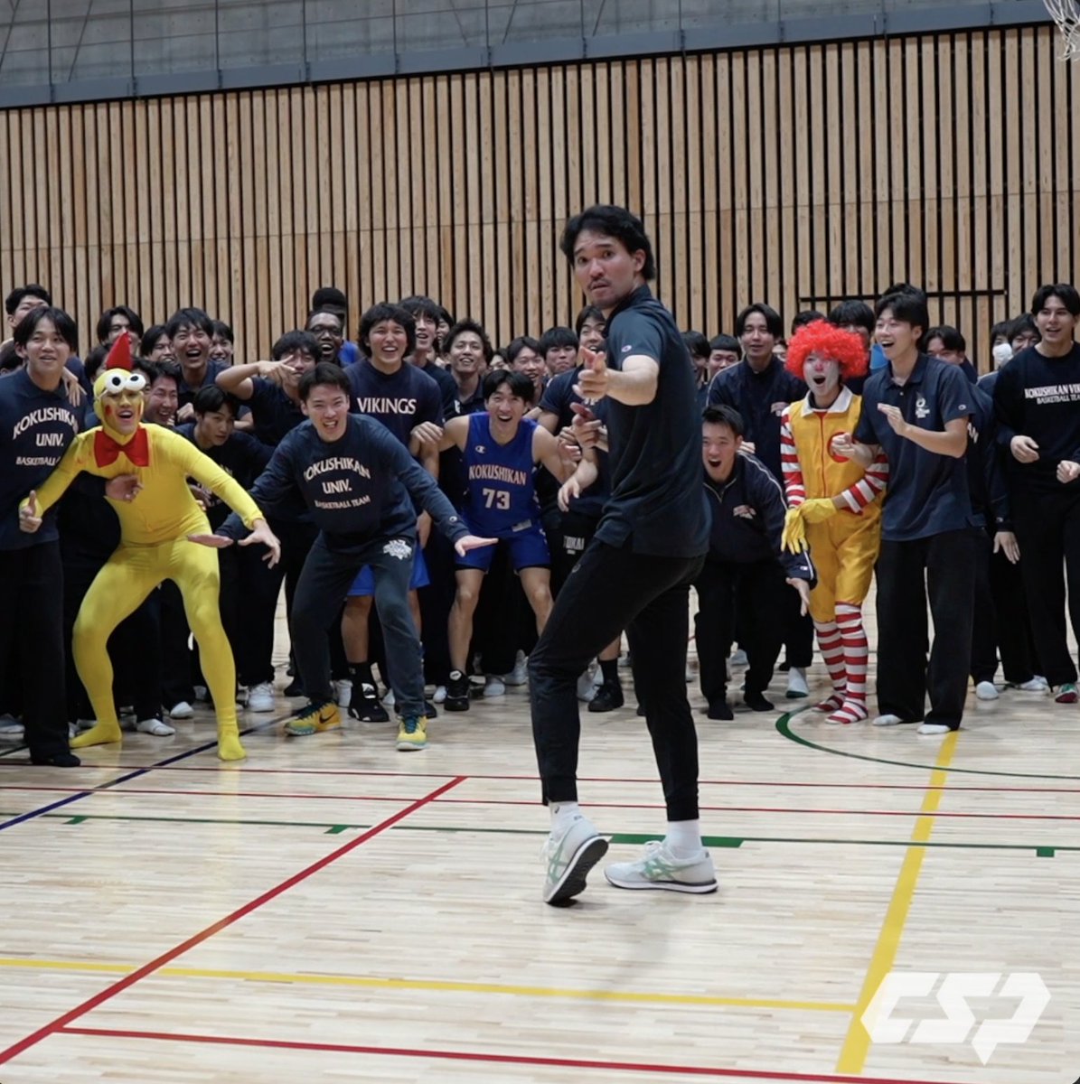 これが元Bリーガーのキレ🕺😂 国士舘大学・松島良豪監督が勝利のダンスを披露!!! #地球最後のヤンチャ軍団 #軍団松島 #オータムリーグ #大学バスケ