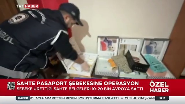 İstanbul'da sahte pasaport, vize etiketi, kimlik ve ehliyet üreten şebeke çökertildi. Operasyonda, belgeleri genellikle aranan ve yakalama kararı olan suçlular için ürettiği belirlenen 5 kişi tutuklandı.
