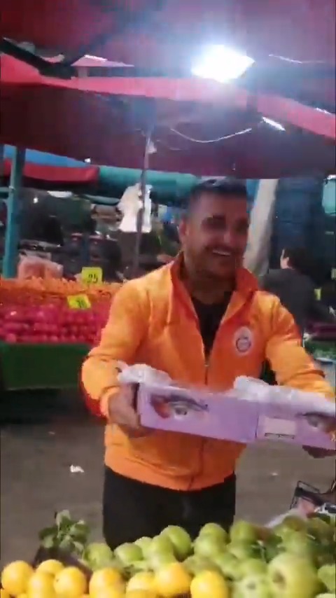 Manisa'da bir pazarcı, Galatasaray'ın Ajax galibiyeti sonrası lokum dağıttı.
