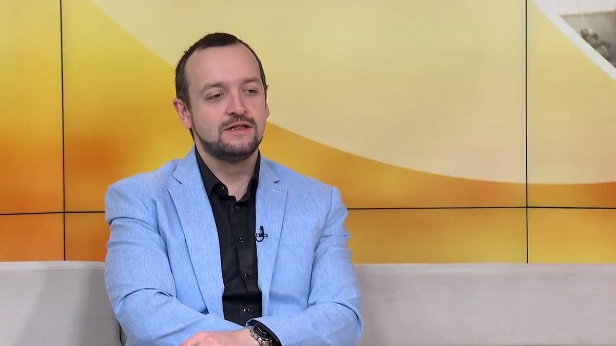 Puštanje pesama majci koja je ostala bez svog deteta i koja štrajkuje glađu nije moglo da se desi bez Vučićevog odobrenja, a jučerašnji skup vlasti ne bi bio organizovan da ispred Skupštine nije Dijana Hrka, kaže za N1 doktor političkih nauka Boban Stojanović