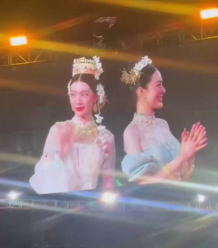Lol i think Orm is asking for a mic At the end I think she mouthed ขอไมค์หน่อย "Kor Mai Noi" "Can I have a mic please" LINGORM LANNA CULTURE #หลิงออมเทศกาลล้านนา