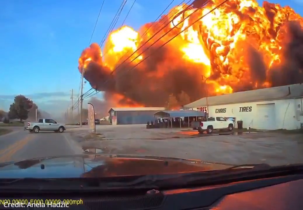 Another angle of the UPS MD-11F crash earlier this week at the Louisville, Kentucky airport. This shot confirms the MD-11F was missing its left engine upon taking off before crashing.... #CityLife #UPS #louisville #kentucky #crash #MD11F