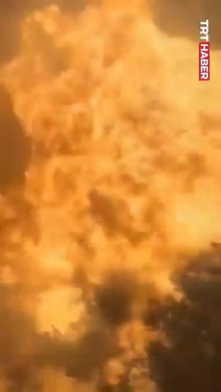 New York'ta yanan bir araç bomba gibi patladı.