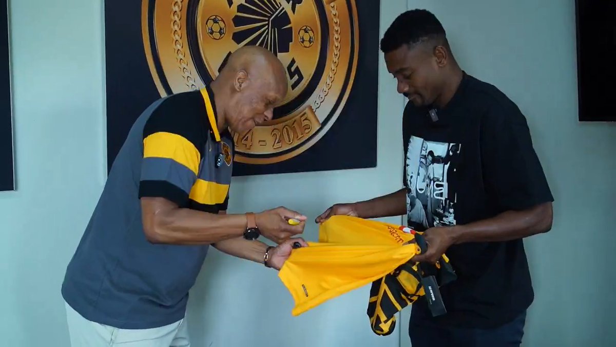 Former Côte d'Ivoire and Chelsea forward Salomon Kalou's visit to the Kaizer Chiefs Village ❤️✌🏼 #Amakhosi4Life