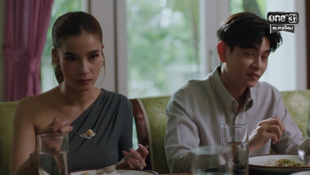 เออ น่าสนใจนะ บ้านที่ควรเป็นเซฟโซน แต่บ้านนี้คือทำทุกอย่างตรงกันข้าม มีบ้านหลังใหญ่เพื่อความเป็นส่วนตัว เพื่อปกปิดบางอย่าง ทุกสัปดาห์ต้องนั่งกินข้าวที่โต๊ะอาหารอย่างน้อย 1 วัน ซึ่งควรจะเป็นกิจกรรมที่ทุกคนในครอบครัวมีปฏิสัมพันธ์ที่ดีต่อกัน กลายเป็นว่ามีแต่คำดูถูกเหยียดหยาม เลยไม่แปลกที่สถาบันครอบครัวจะพังเป็นรุ่น ๆ #จิตสะกดแค้นEP2