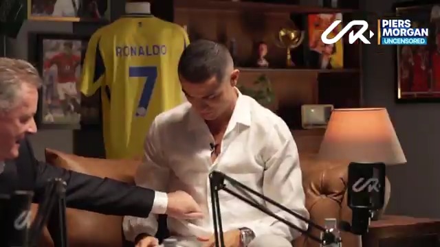 "Do you mind if I just... yeah, it's like hitting granite." Piers Morgan has a feel of Ronaldo's abs before asking him how he keeps the physique of a 20-something in his 40s. 📺 Piers Morgan | @cristiano