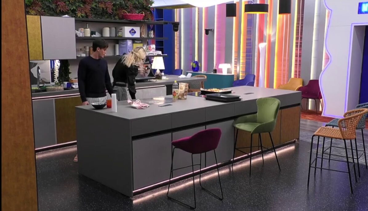 Giulia da un pugno al vampiro Jonas, ammazza che schioppa 😹 #grandefratello