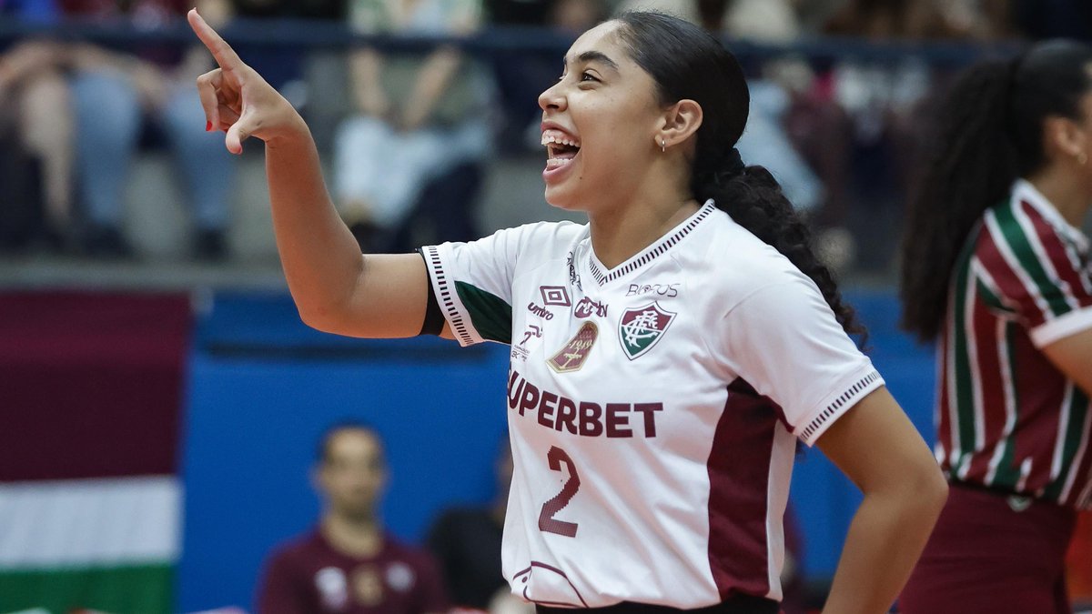 #Superliga 🇧🇷: MARCELLE, THE FLYING LIBERO! 🕊️💥 She doesn’t just defend, she takes off! ✈️ What a save from Fluminense’s libero Marcelle, soaring across the court like it’s nothing! 😱 📹: SporTV / VBTV 🏐 #Volei #Volleyball