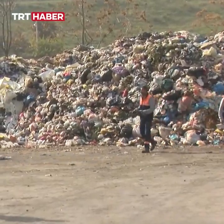 İzmir Büyükşehir Belediyesi’nin 15 yıl önce kentsel dönüşüm için boşalttığı alan çöp sahası oldu. Mahalleli CHP'li belediyeye tepkili: 📌"18 ayda teslim dediler, 15 sene geçti. Evlerimizin yerinde çöp dağları var" 📌"Çocuklar hastalanmaya başladı. Etraf sinek, pislik kaynıyor"