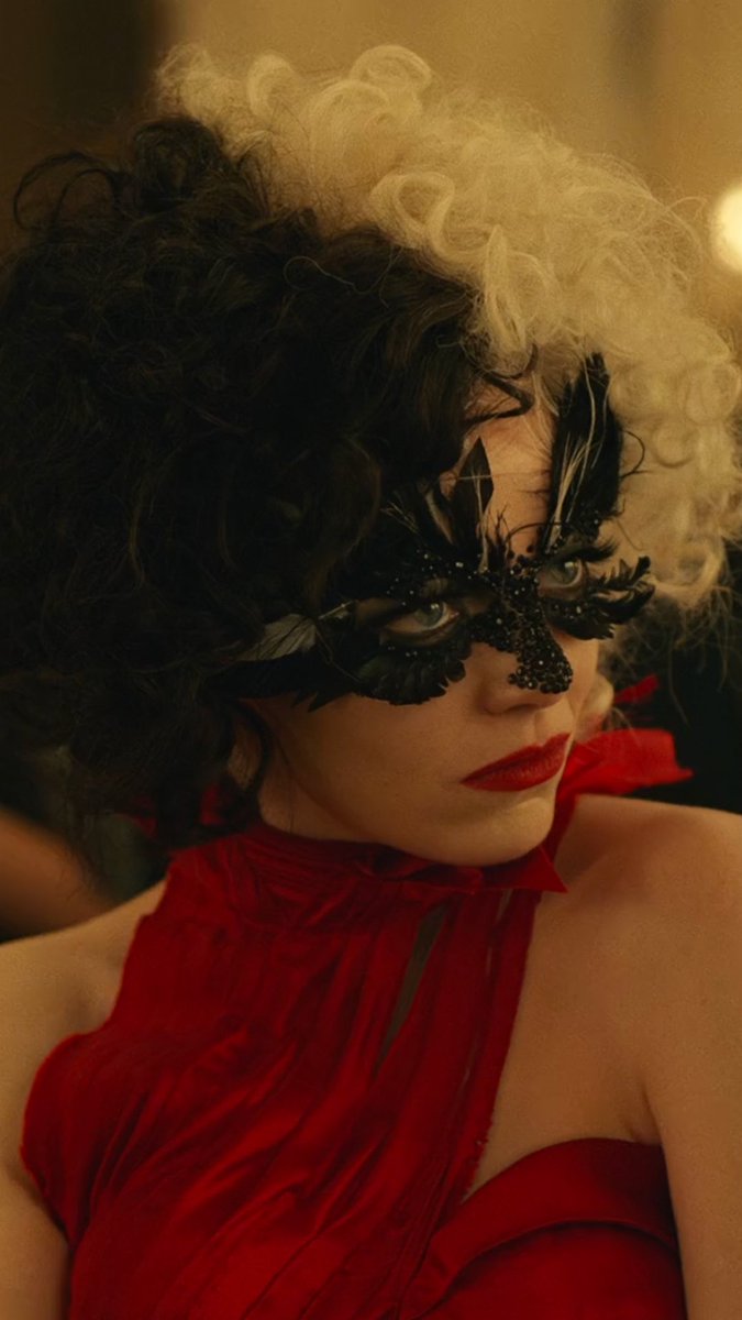 Fashion week wishes it had this level of tension. Film: CRUELLA (2021)