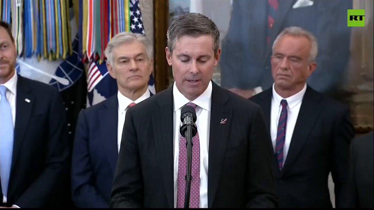 BREAKING: 🇺🇲 A person collapses in the Oval Office as Trump makes an announcement.