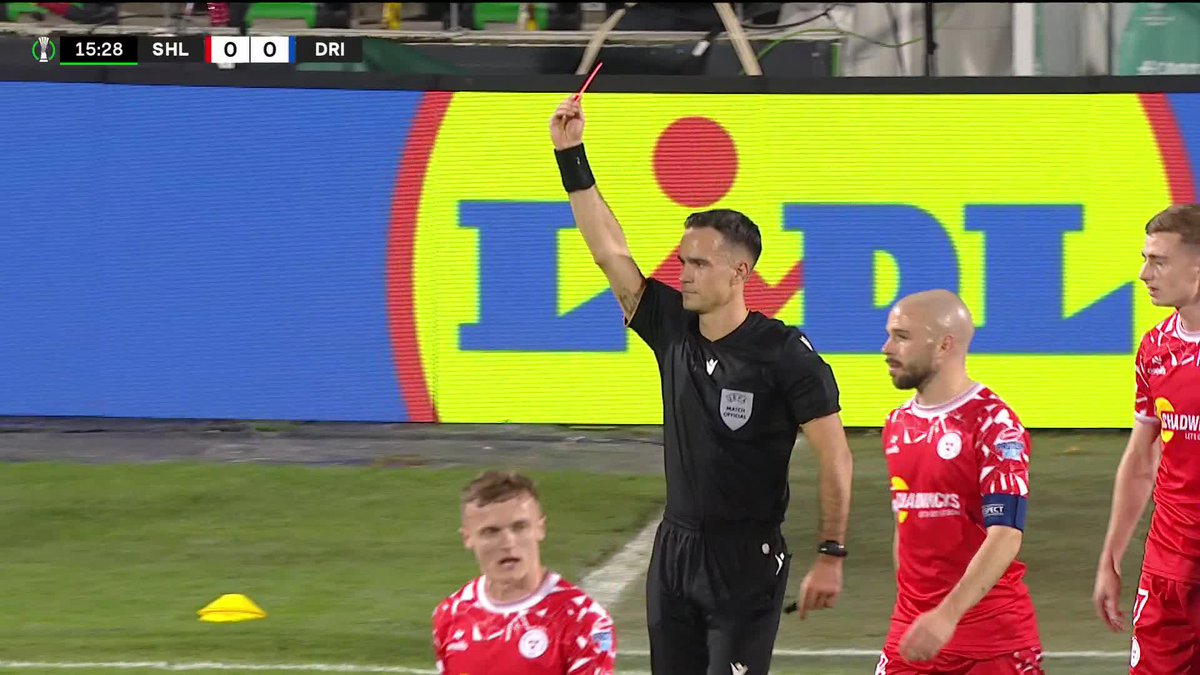 "That's a very, very harsh red card" 😬 Shelbourne are on ten men after just fifteen minutes as James Norris gets sent off 🟥
